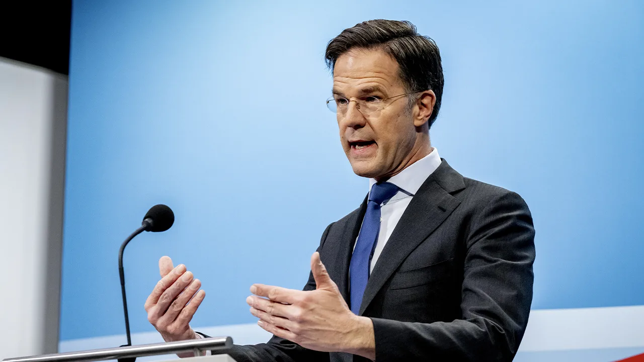 Rutte klaar met relschoppers: 'Nog één keer praten over wangedrag voetbal, dan ingrijpen'