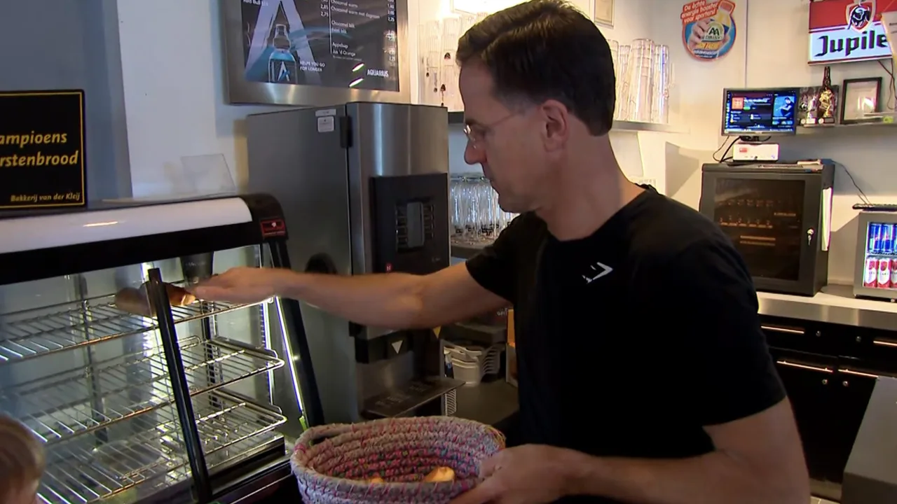 Video: Mark Rutte draait bardienst bij voetbalvereniging JEKA