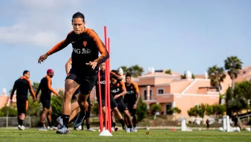 Oranje start met Van Dijk en Wijnaldum