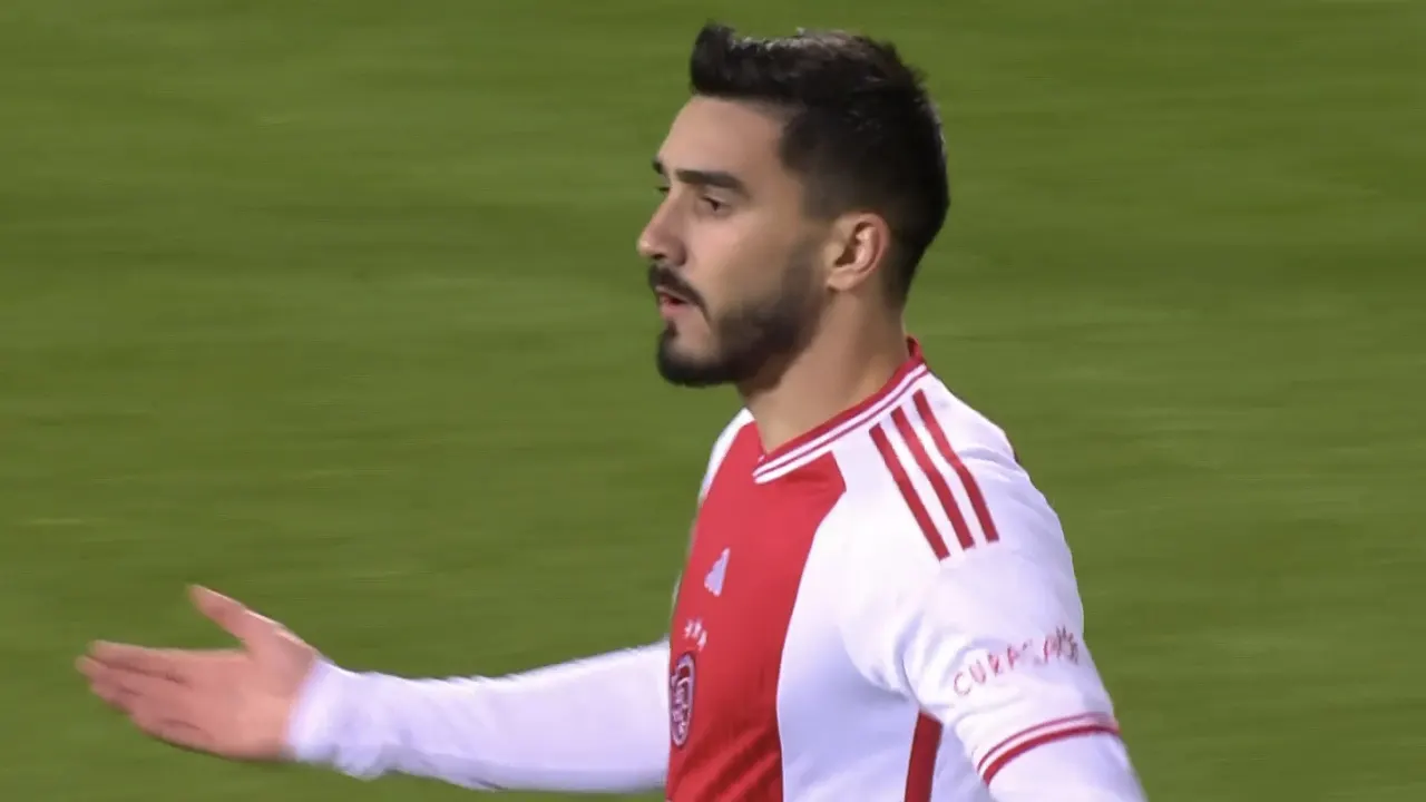 ROOD: Ajax moet met tien man verder na rode kaart Sutalo