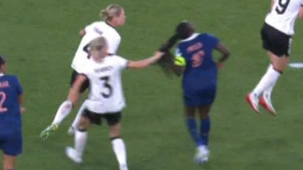 Bizar moment op het EK voor vrouwen: Duitse speelster trekt aan de haren van de Franse aanvoerster