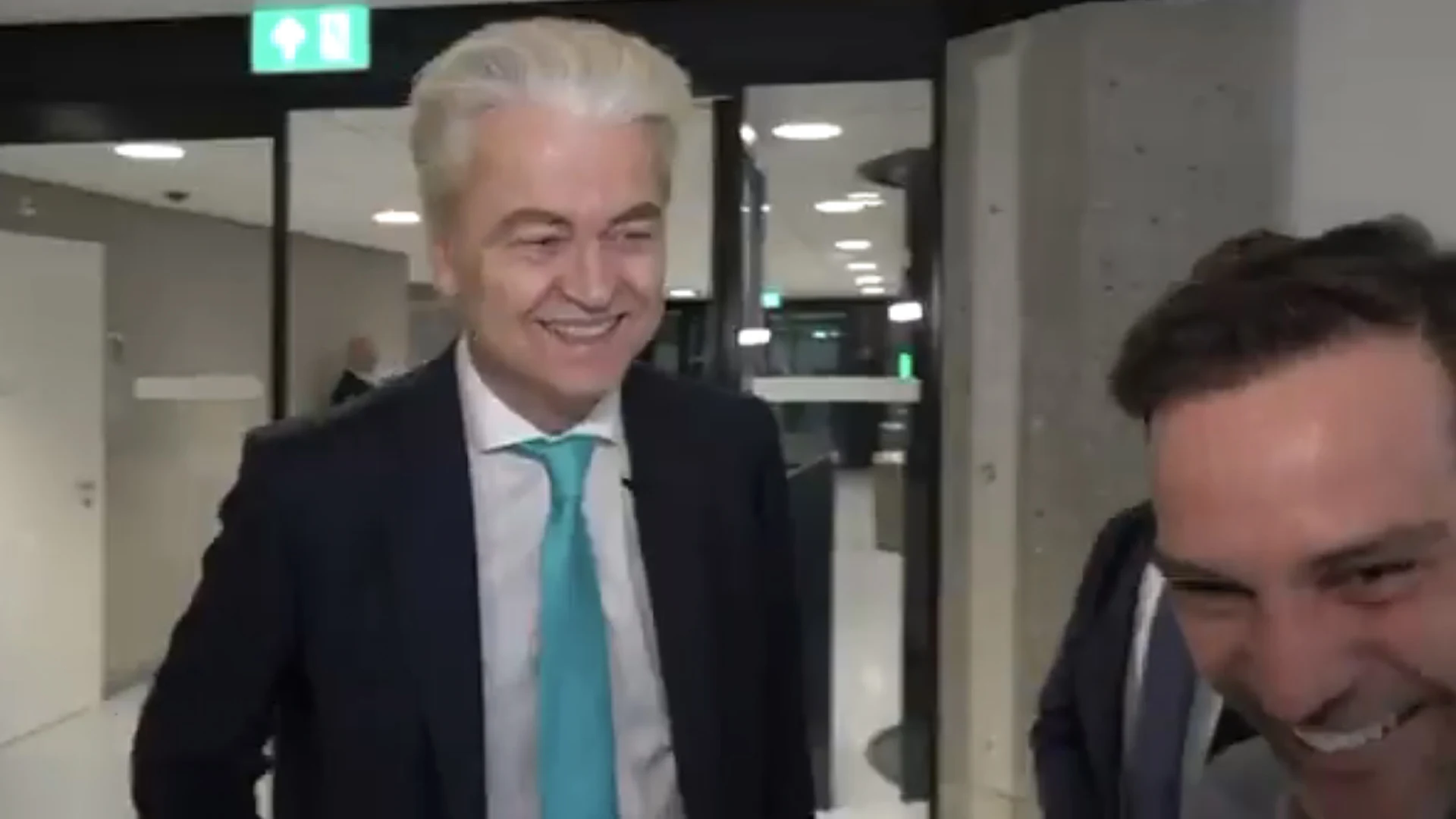 Geert Wilders pakt telefoon van De Telegraaf-journalist af: 'Zit je nou op het AD te kijken?!'