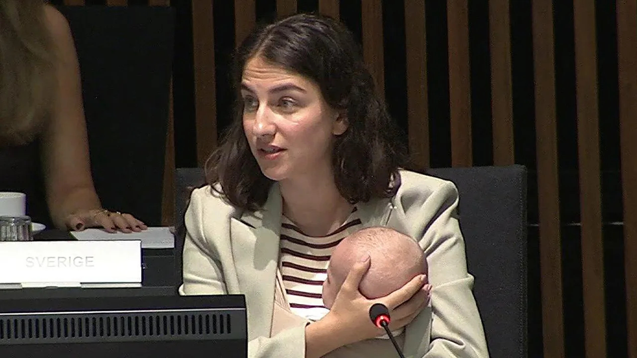 Zweedse minister neemt baby mee naar EU-vergadering