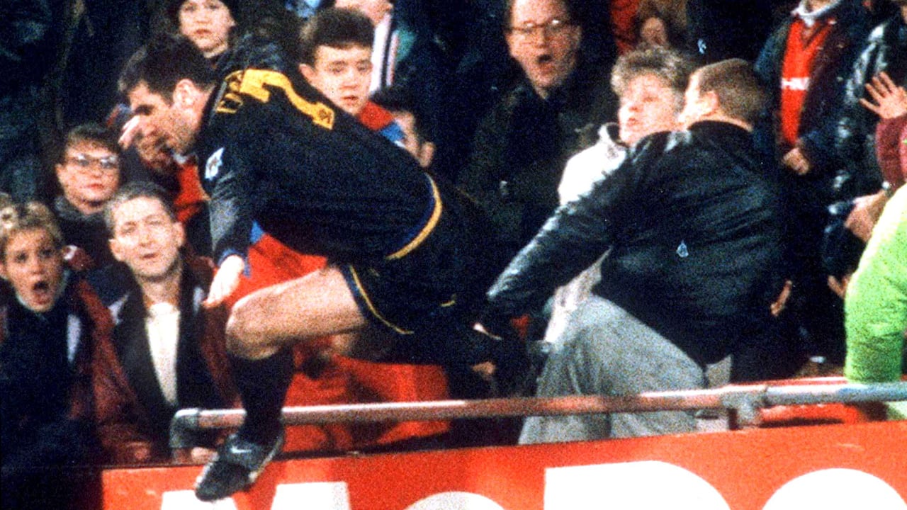 Cantona blikt terug op beruchte karatetrap: ‘Ik heb maar van één ding spijt’