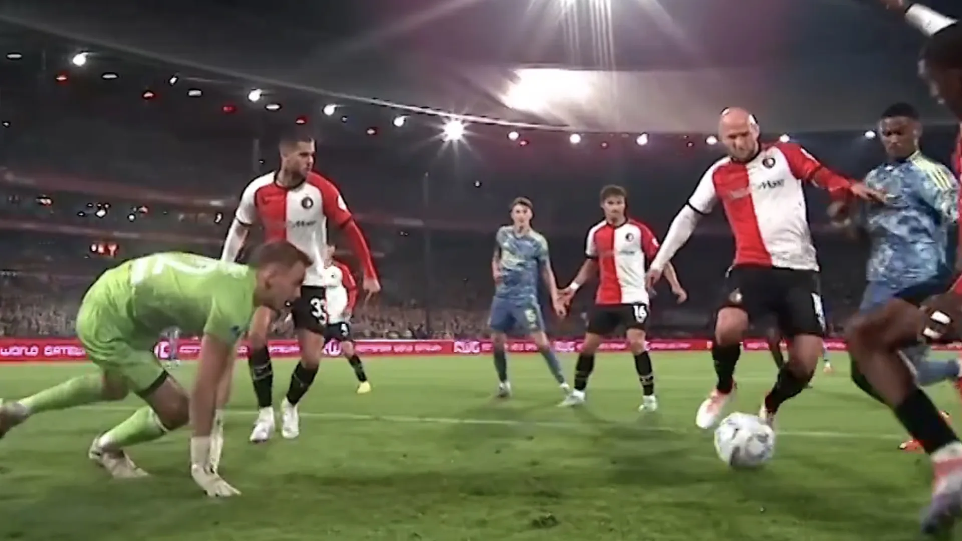 Videogoal: Hato verdubbelt voorsprong voor Ajax na fout Wellenreuther