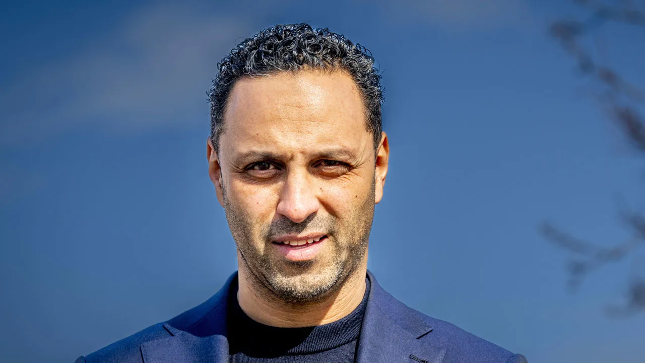 Khalid Kasem legt werk voorlopig neer na beschuldigingen over omkoping