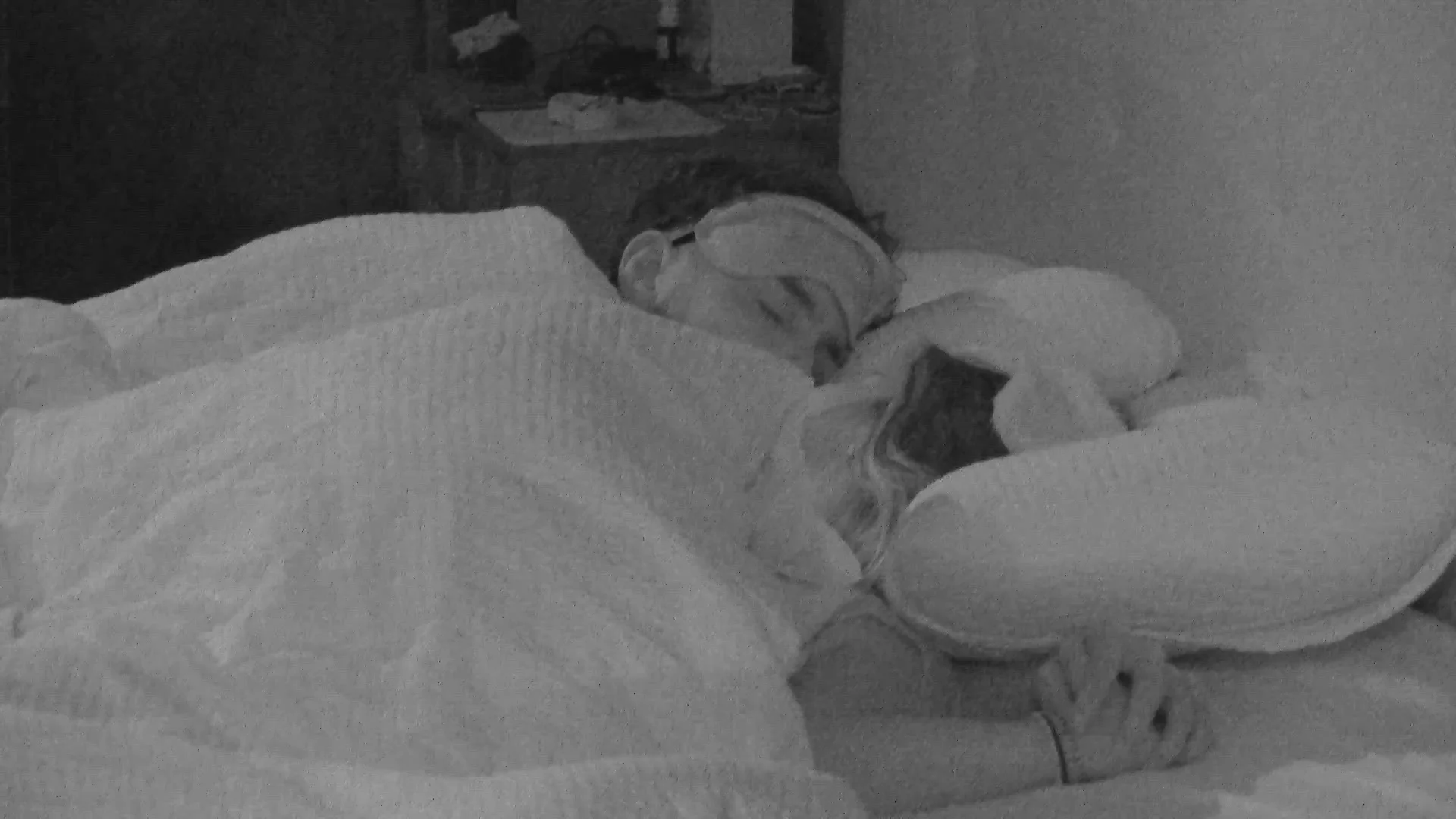 Chess en Thomas delen een nachtelijke zoen