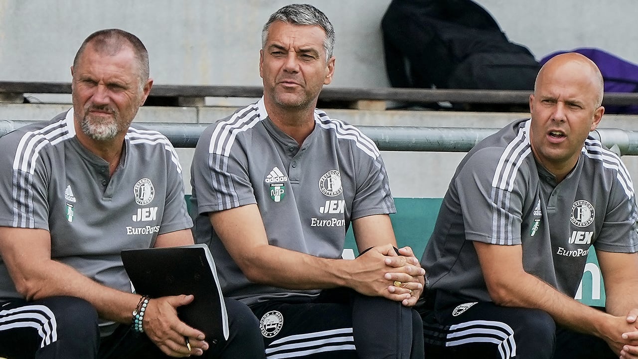 Van Persie en Hulshoff vervangen Pusic en De Wolf vanwege ziekte