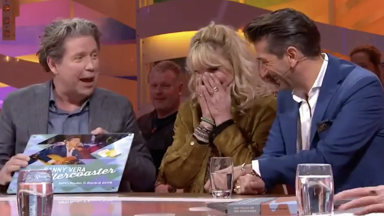 Danny Vera ontvangt award uit handen Henkjan Smits