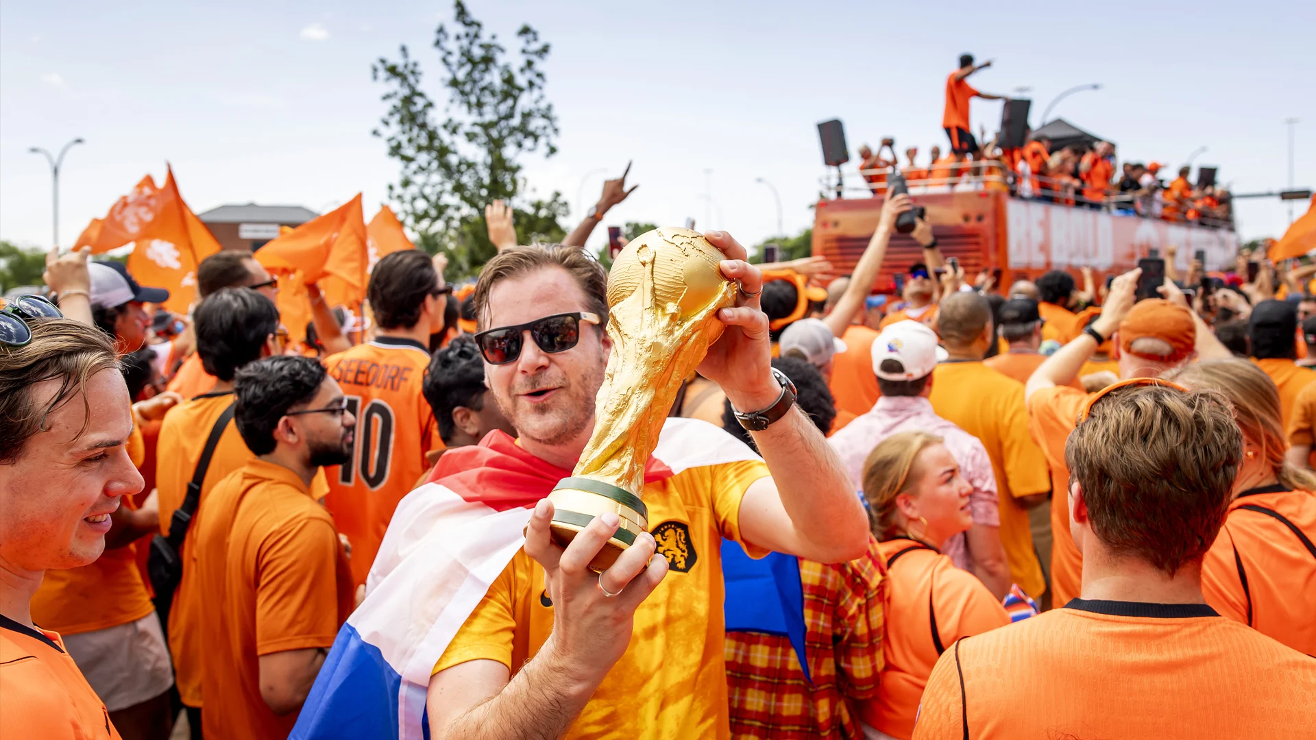 Ruim 15.000 Oranjefans in optocht naar Dallas Stadium