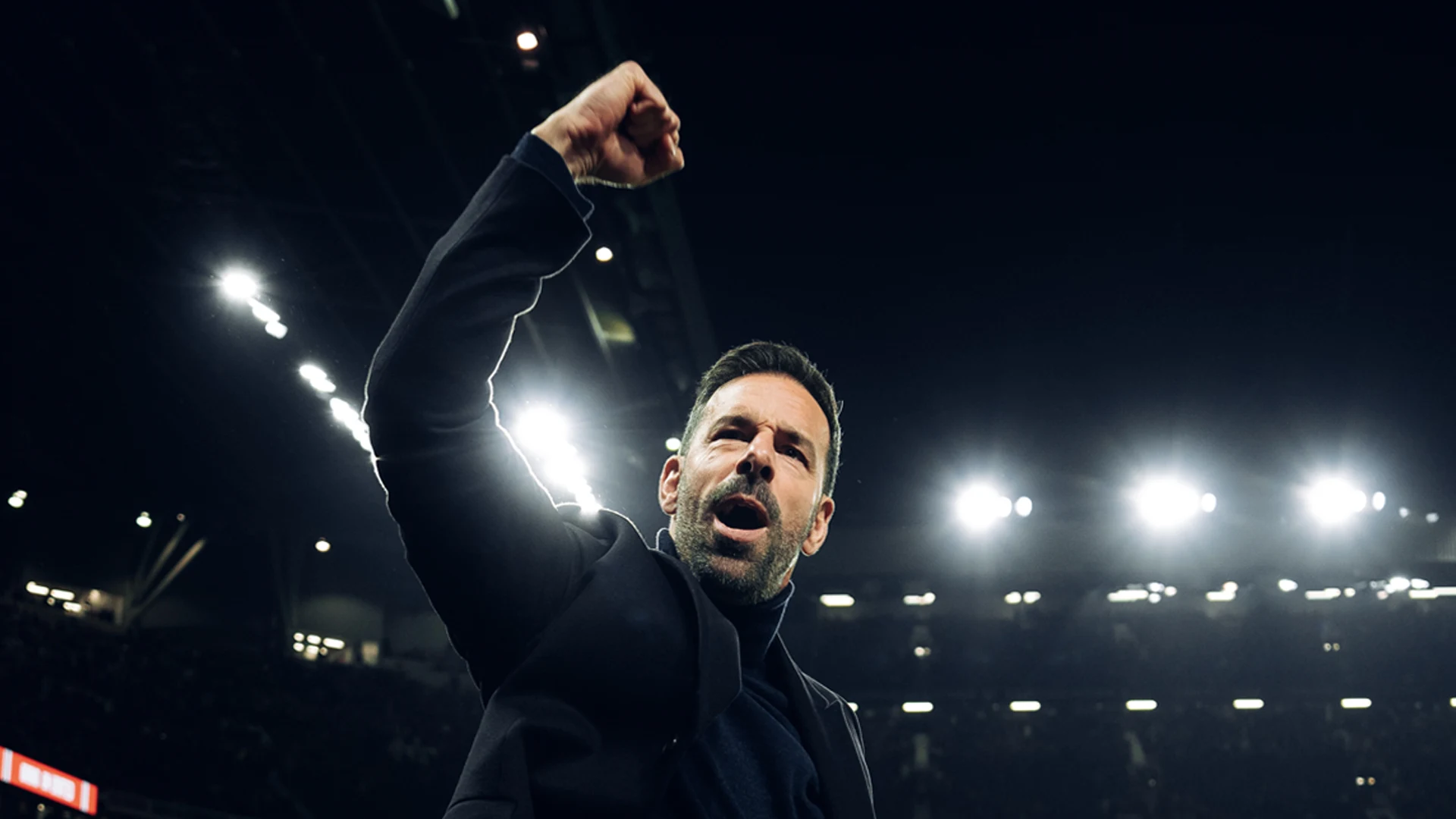Van Nistelrooij wint eerste wedstrijd als trainer van Manchester United