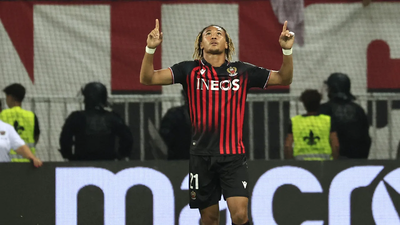 Heftig nieuws uit Frankrijk: 22-jarige middenvelder van OGC Nice dreigt van brug af te springen