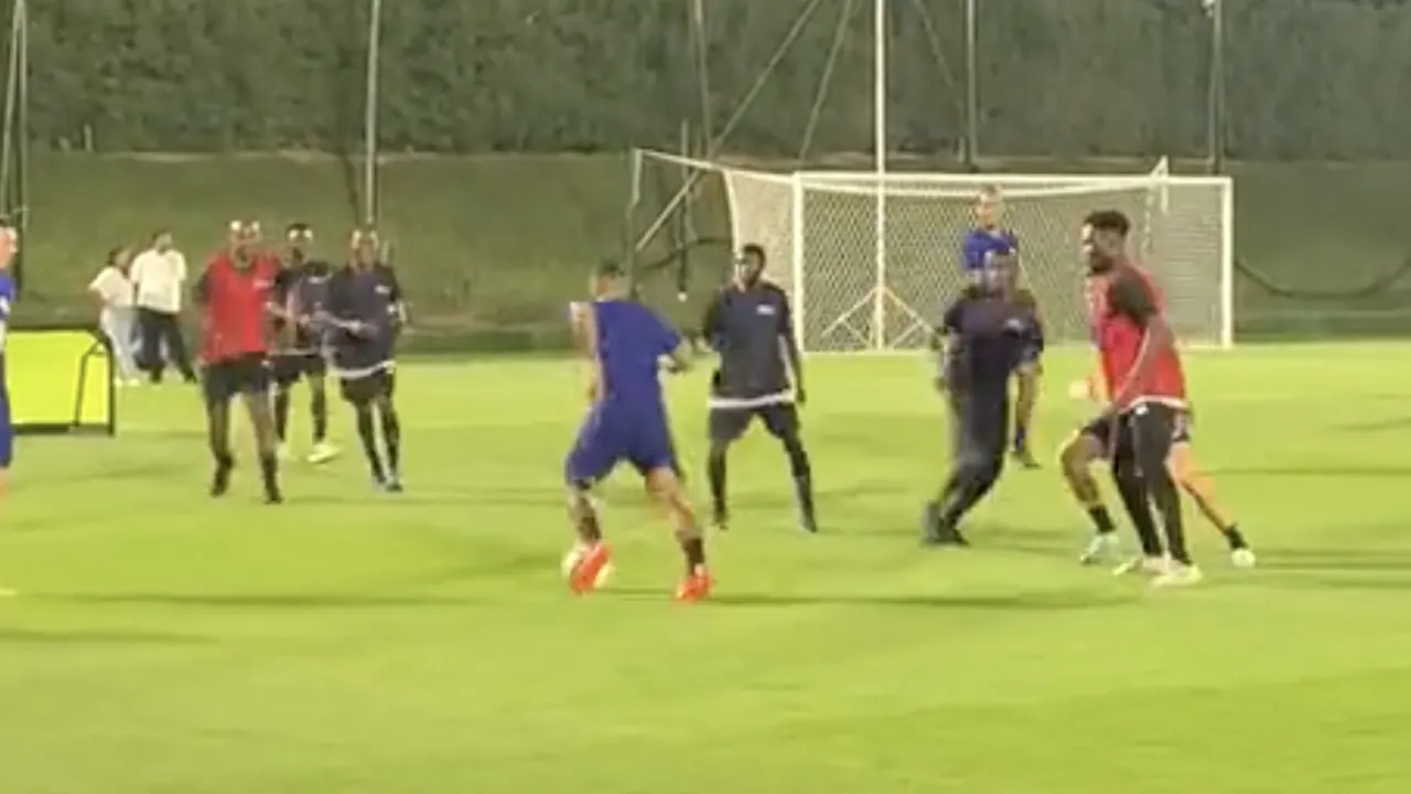 Zien: Oranje-selectie speelt wedstrijdje tegen arbeidsmigranten in Qatar