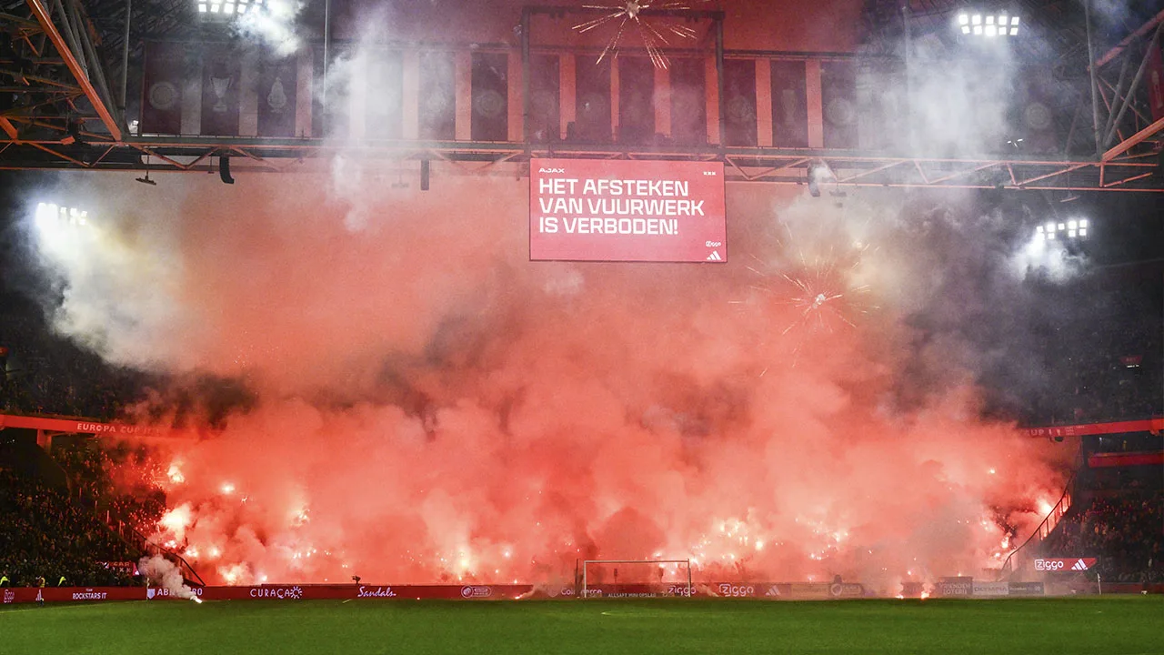 Ajax - FC Groningen definitief gestaakt door vuurwerkacties F-Side