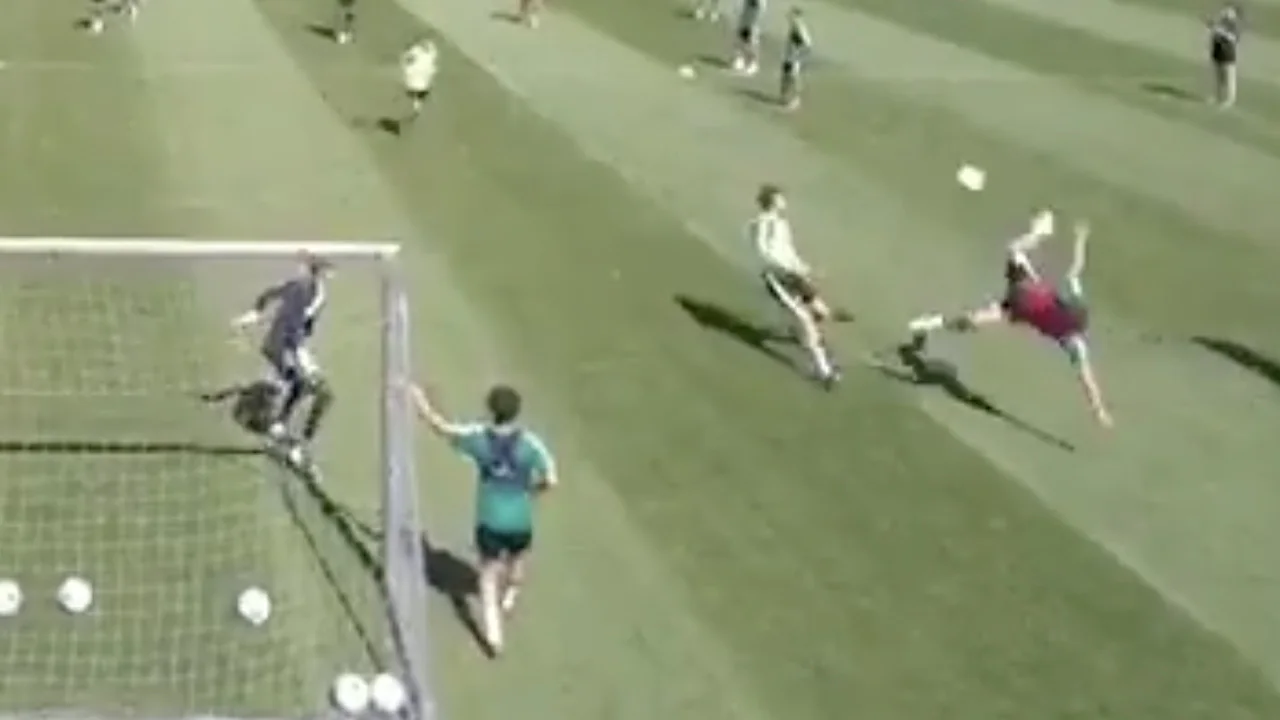 Oud-Ajacied Flemming scoort fenomenale omhaal à la Van Basten