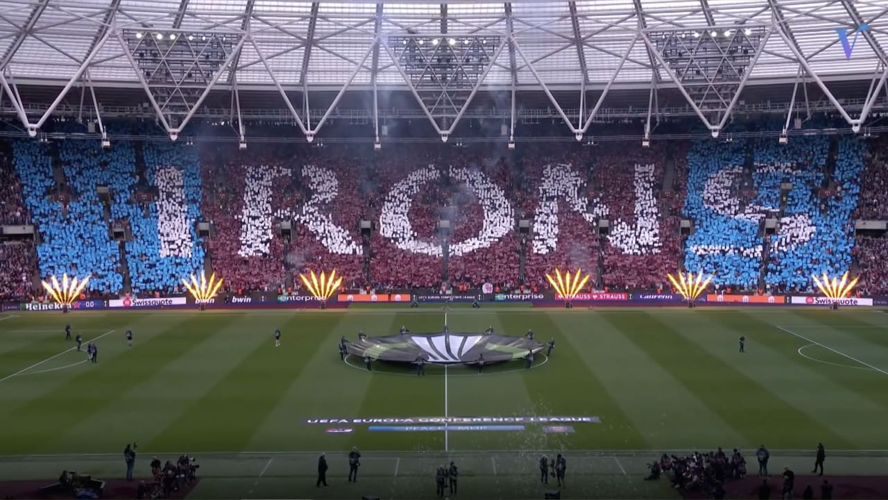 Prachtige sfeer in London Stadium bij opkomst spelers West Ham United en AZ