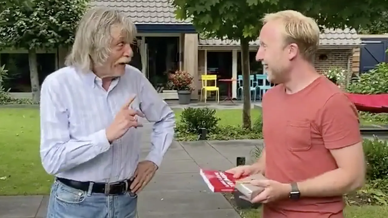 Johan krijgt boek overhandigd: ‘Ik wil eerst die sigaren hebben’