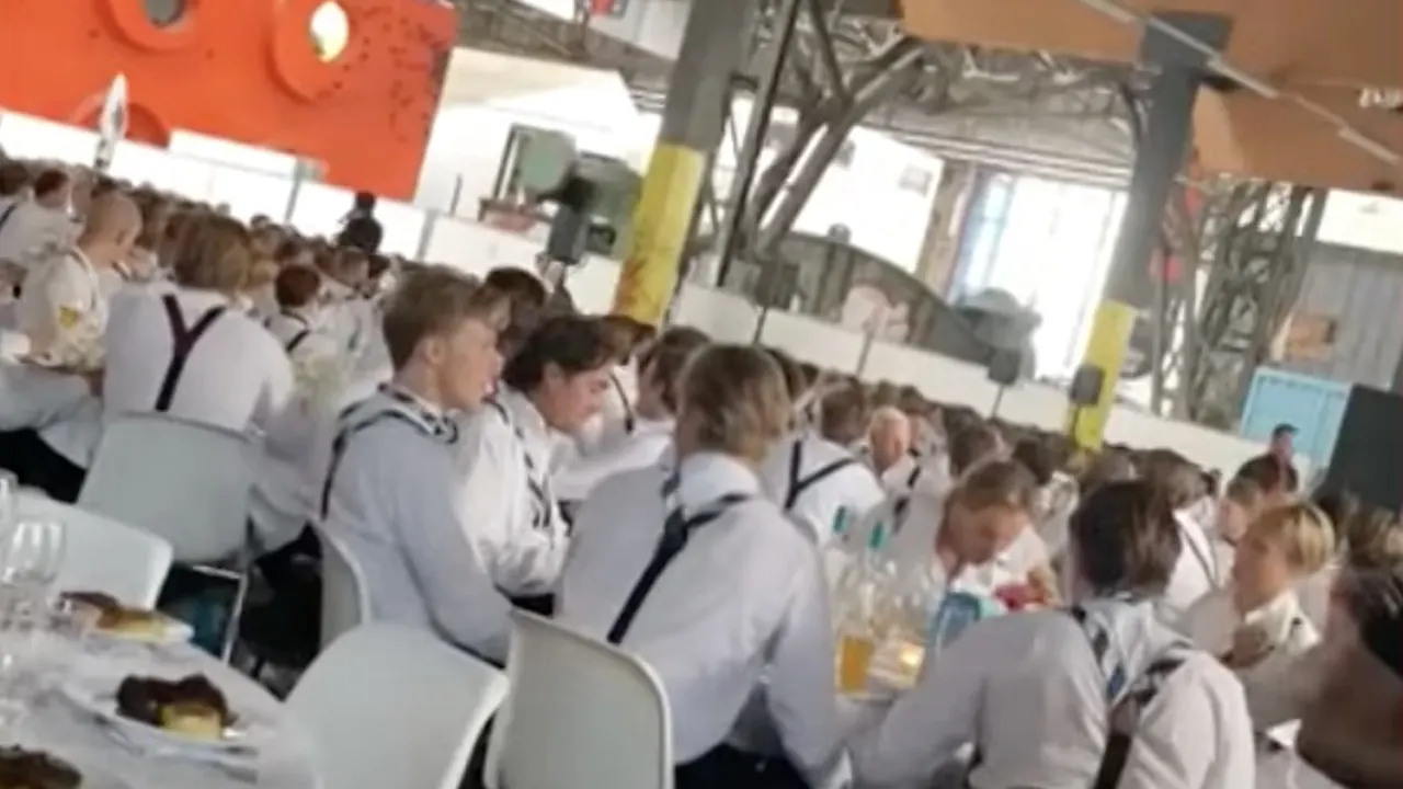 Video: Bizarre speech bij Amsterdamse corps: 'Vrouwen zijn niks en niks meer dan een hoer'