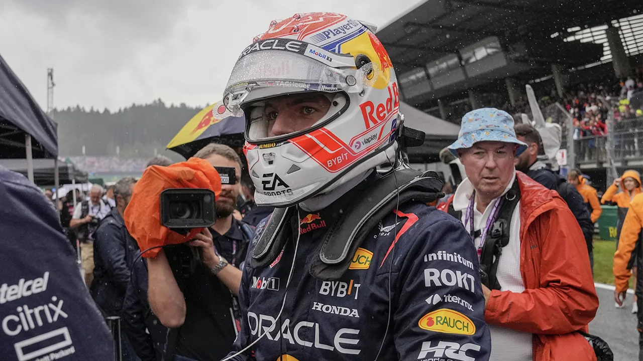 Superieure verstappen rijdt iedereen zoek in natte sprintrace Oostenrijk