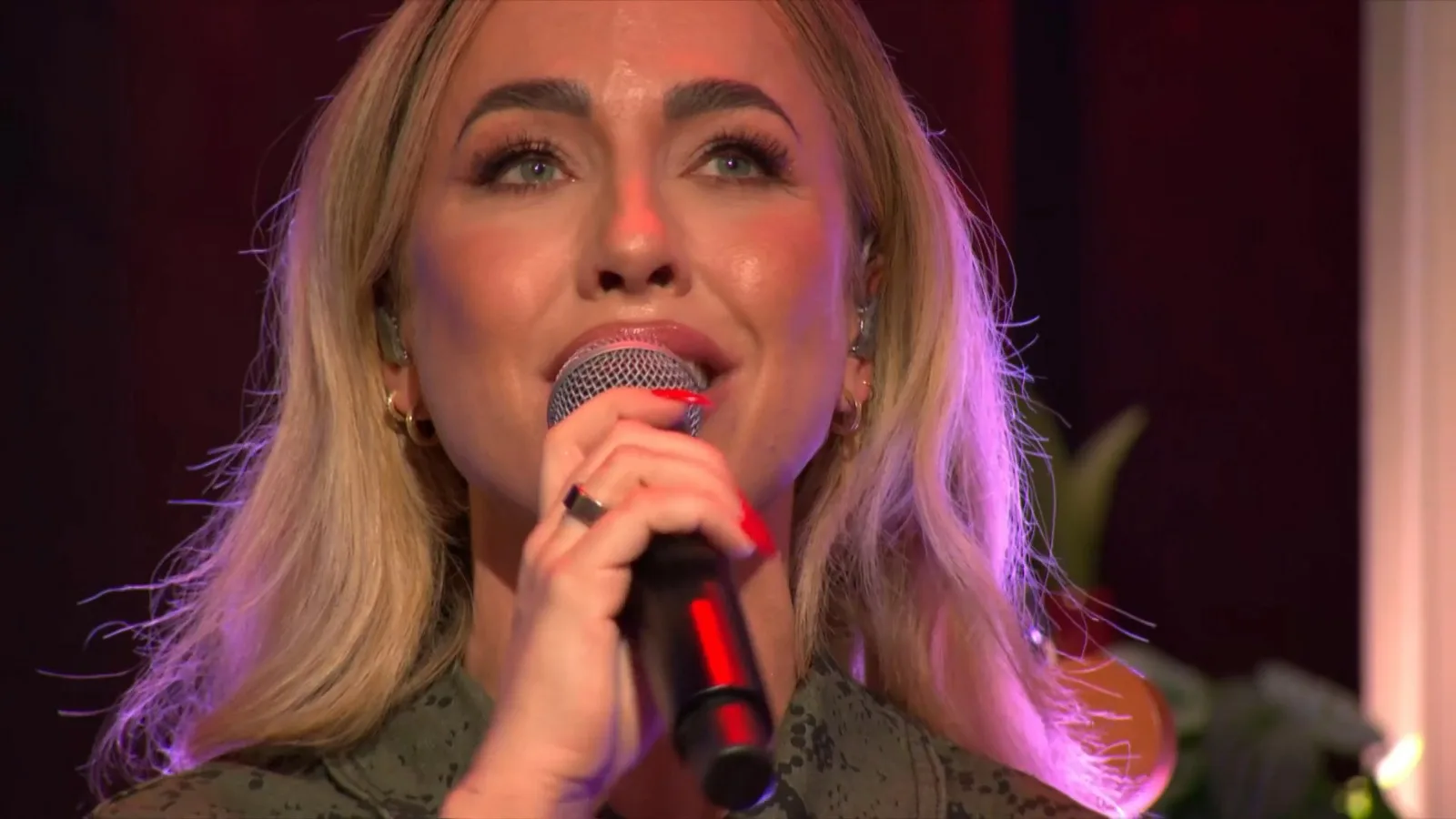 Kimberly Fransens opent De Oranjezondag prachtig met 'Nu Jij Hier Niet Meer Bent'