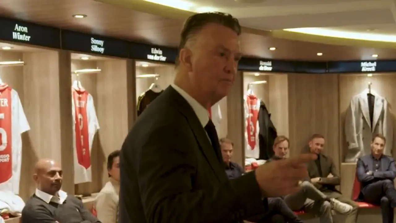 Video: Louis van Gaal trekt de aandacht met kleedkamerspeech bij Ajax Legends