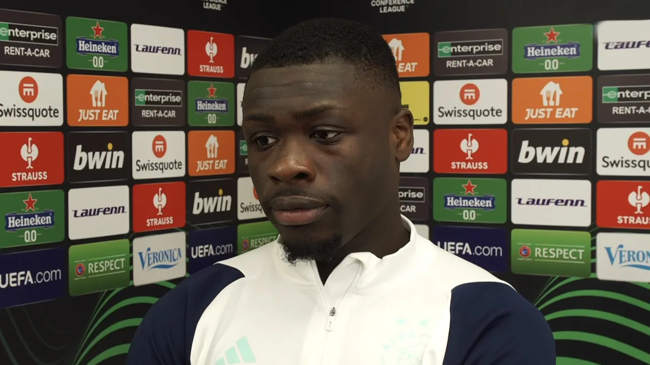 Brobbey had opnieuw moeite met nieuw Ajax-systeem: 'Vraag het maar aan de trainer'