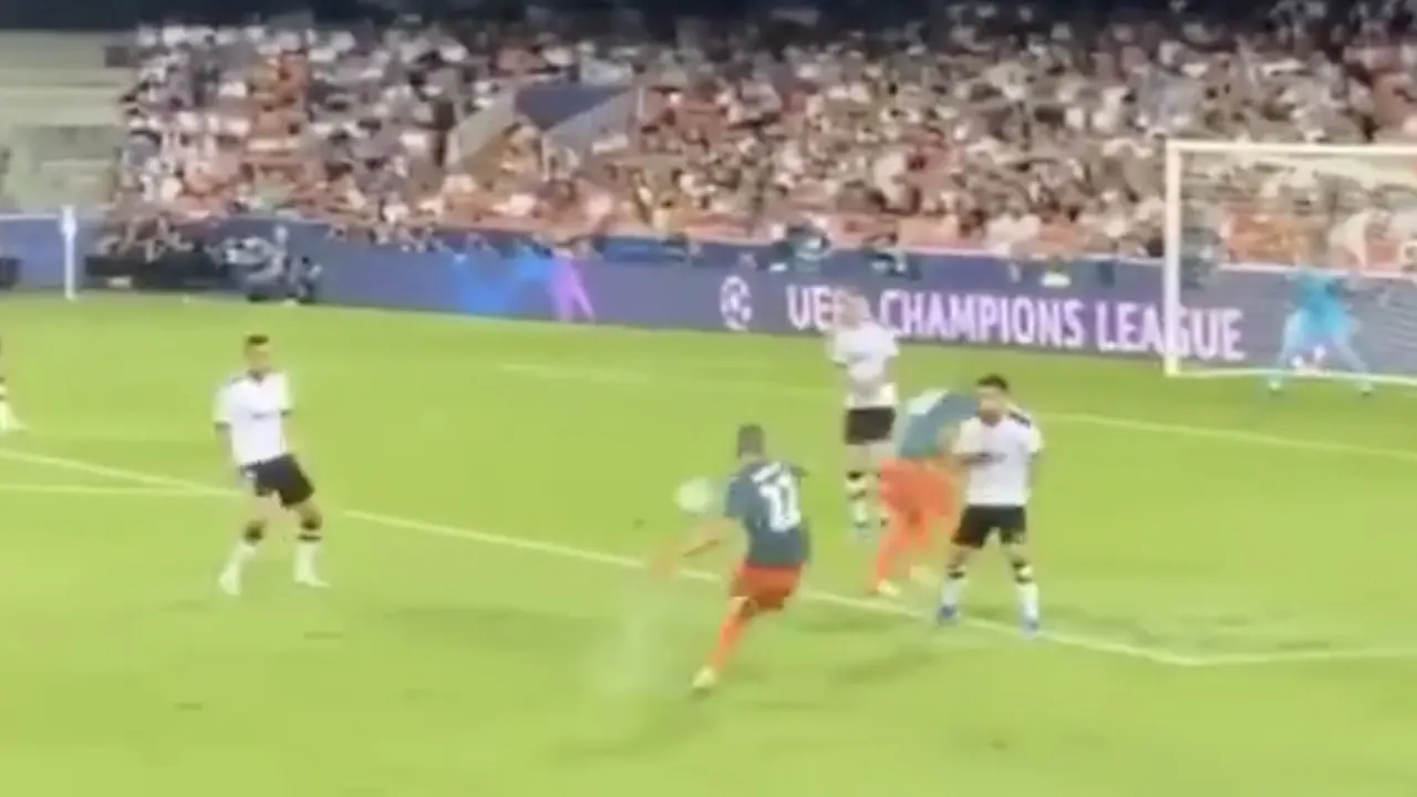 HEERLIJK! De prachtige goal van Ziyech tegen Valencia vanaf de tribune