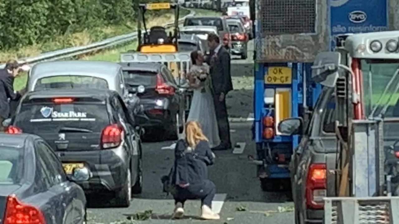 Zien: Bruidspaar uit Urk komt vast te staan door storm Poly en houdt bruidsshoot op snelweg