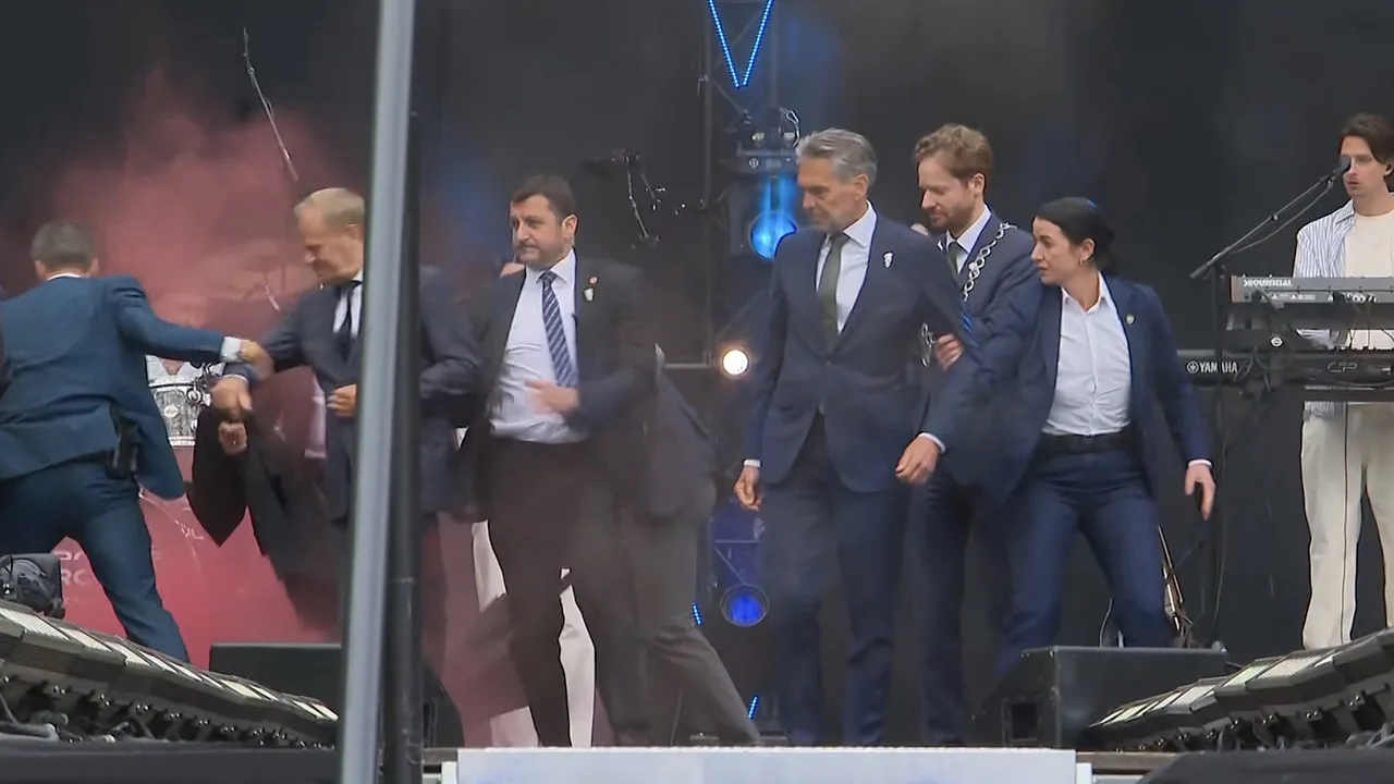 Video: Rookbom naar premier Schoof gegooid, Poolse premier Tusk van podium gehaald
