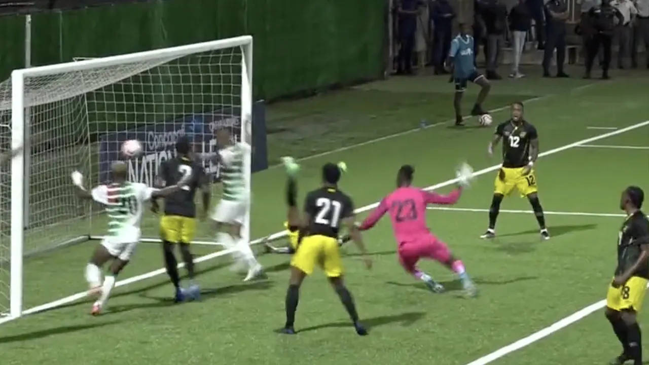 VIDEO: Suriname ontsnapt door gigantische keepersblunder Jamaica aan nederlaag