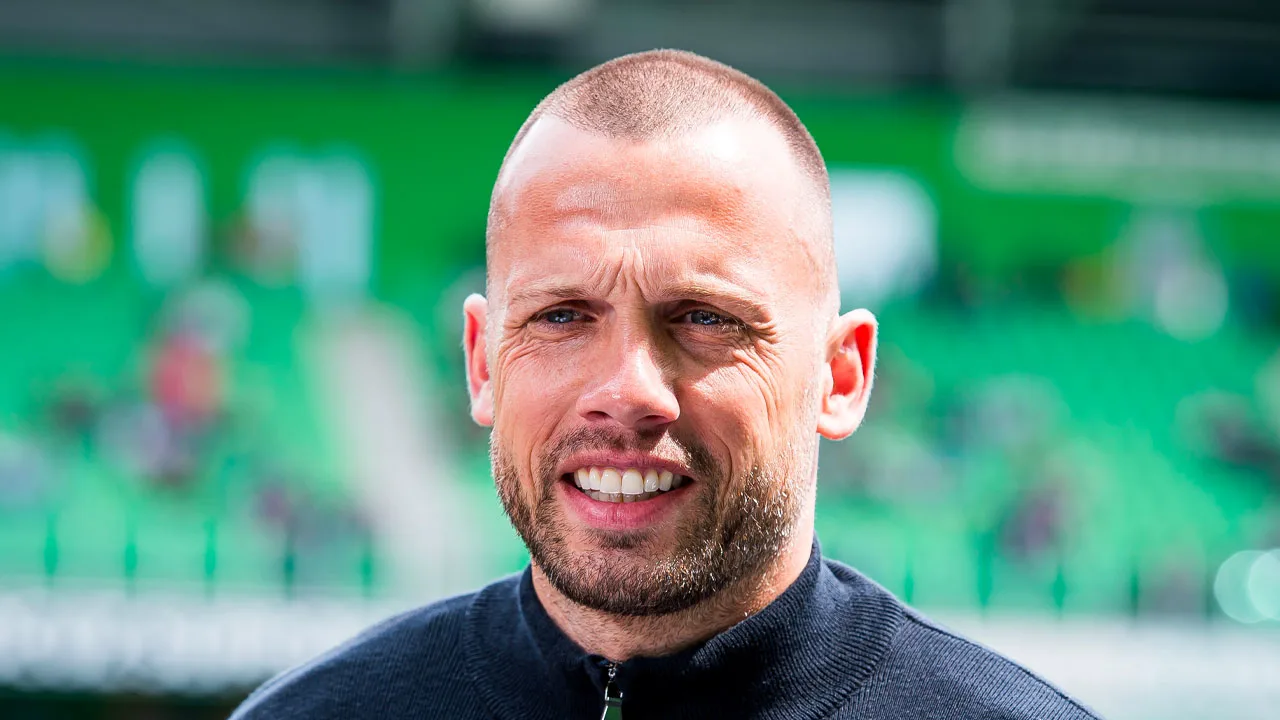 Officieel: Heitinga aan de slag als assistent-coach van Slot bij Liverpool