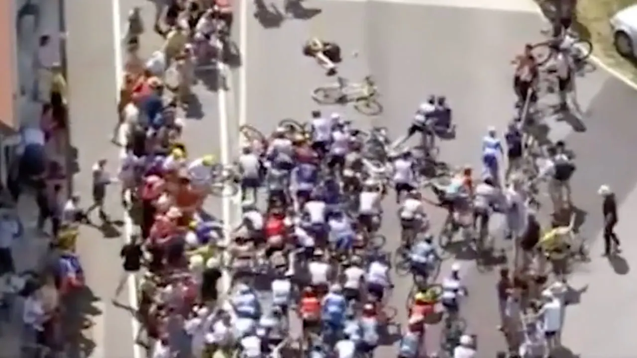 'Jumbo-Visma gaat aangifte doen tegen selfiemaker die massale valpartij in De Tour veroorzaakte'