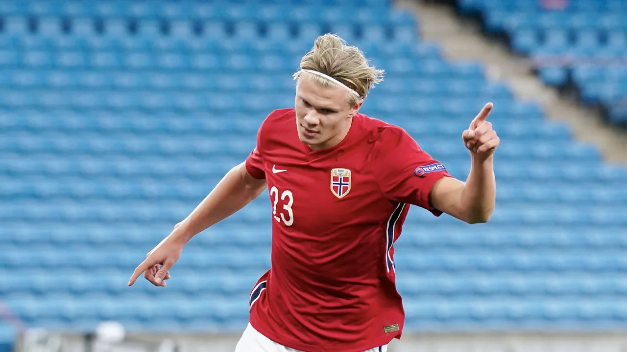 Haaland schiet Noorwegen met hattrick langs Roemenië