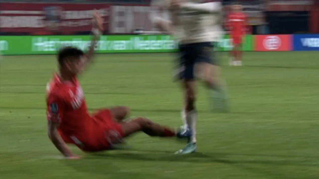 FC Twente met tien man verder tegen PSV na VAR-ingreep: rood Hilgers