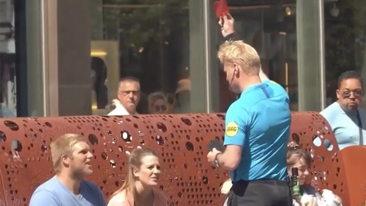 Blom deelt rode kaarten uit in winkelcentrum: 'Dit is geen anderhalve meter!'