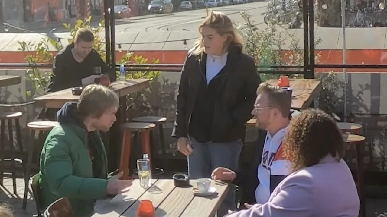 Video: Gravin Eloise grijpt in bij vermeend racistisch gesprek: 'Ik tril helemaal'