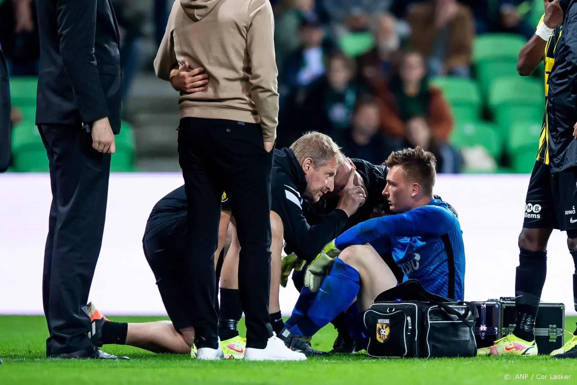 VIDEO: Vitesse-keeper Schubert geraakt door beker bier