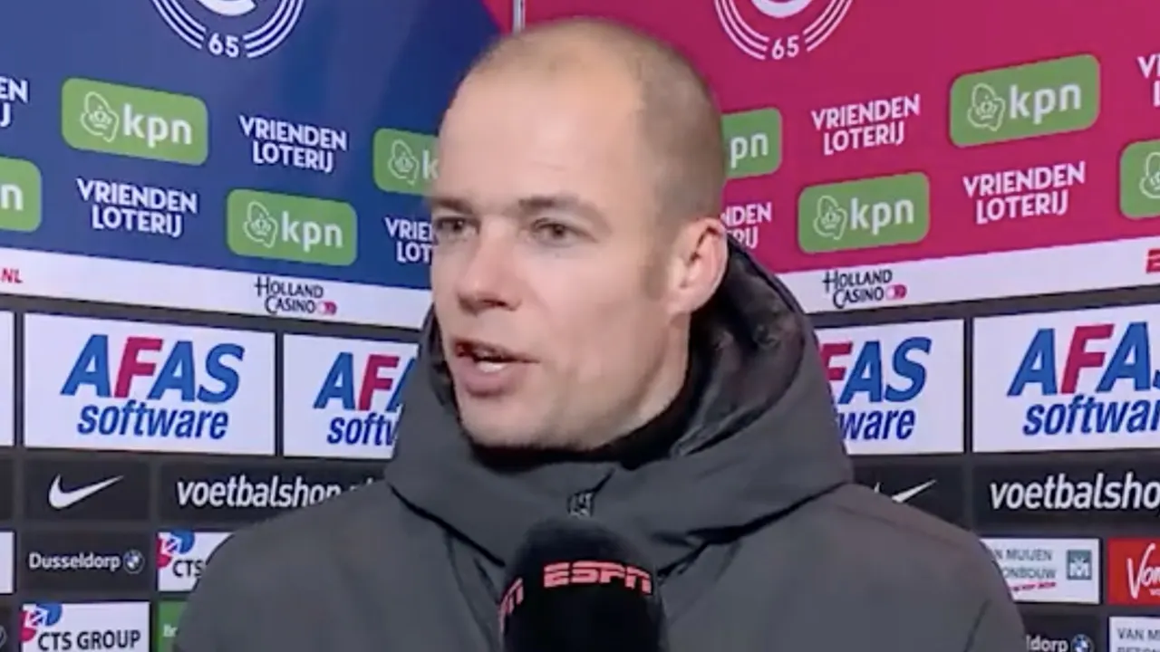 Danny Buijs woest op 4e official: 'Ga lekker onder de kerstboom een oliebol eten'