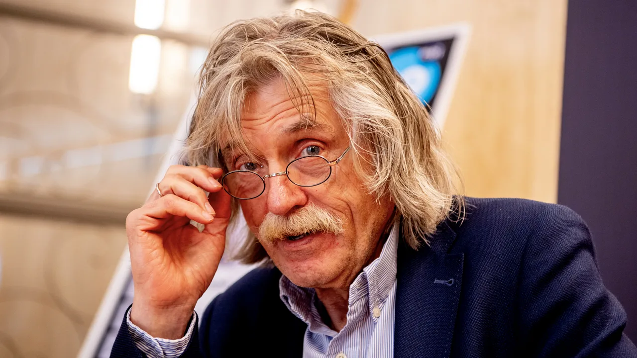 Johan neemt het op voor presentatrice: 'Ze is een mooie meid met kostelijke tieten'