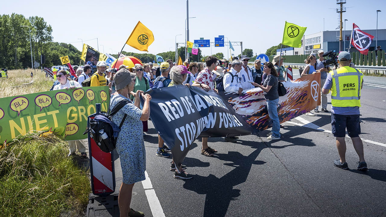 Klimaatactivisten blokkeren deel Afsluitdijk: verkeer kan niet van Noord-Holland richting Friesland