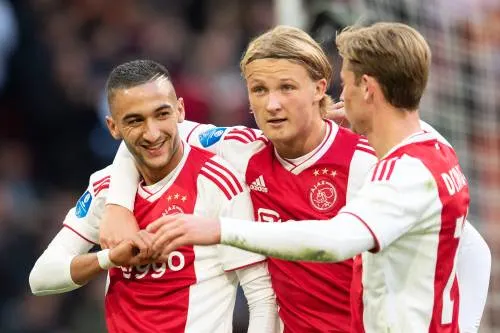 Ajax met Dolberg en Schöne