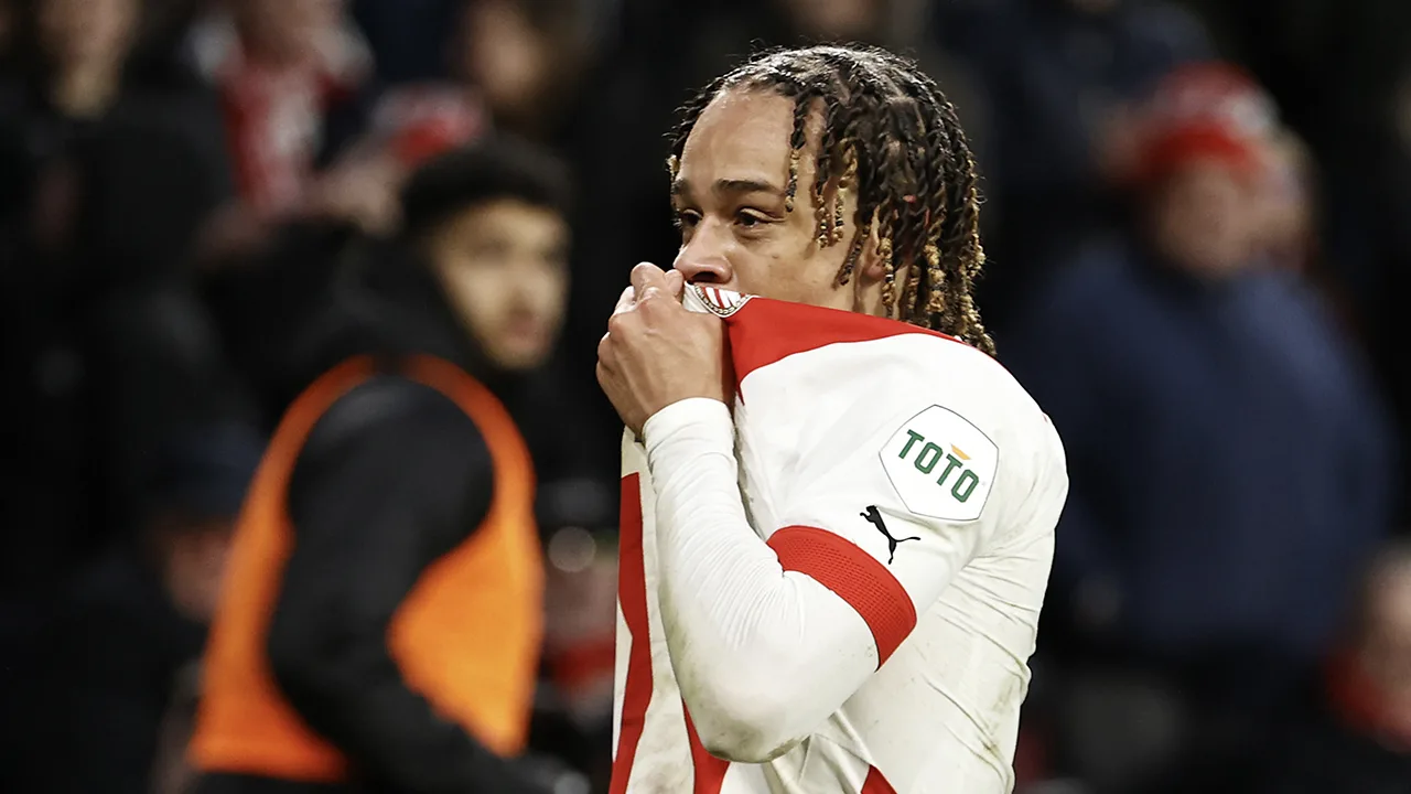 PSV rekent in topper af met FC Twente en haakt aan in titelstrijd