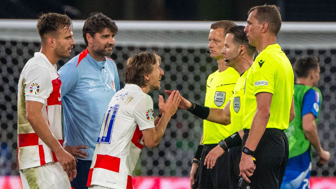 Modrić haalt uit naar Makkelie: ‘Hoe komt de scheidsrechter aan zoveel blessuretijd?!'