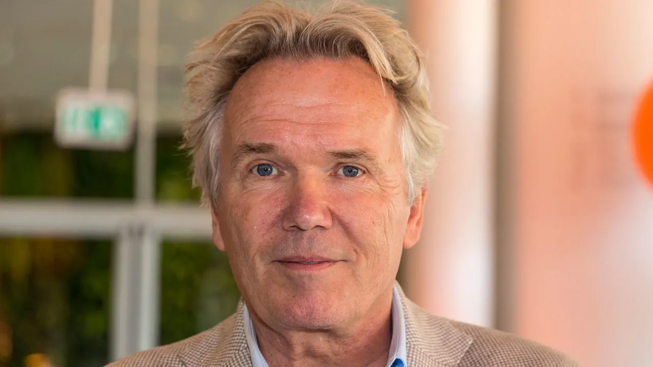 Tom Egbers heeft voor het eerst in maanden weer gepresenteerd