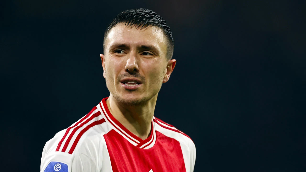 Tegenvaller voor Ajax: Berghuis ontbreekt in selectie voor duel met Aston Villa