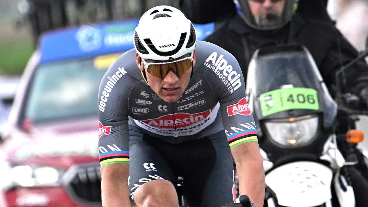 Mathieu van der Poel wint voor derde keer op rij wielerklassieker Parijs-Roubaix