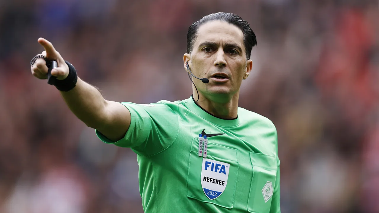 Serdar Gözübüyük fluit Klassieker tussen Ajax en Feyenoord