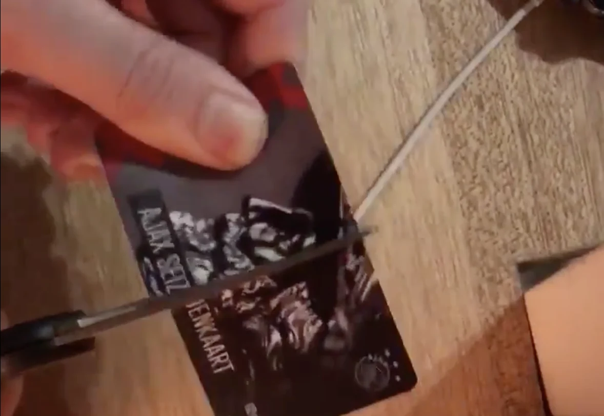 Supporter Ajax knipt seizoenskaart kapot na verlies Heracles 