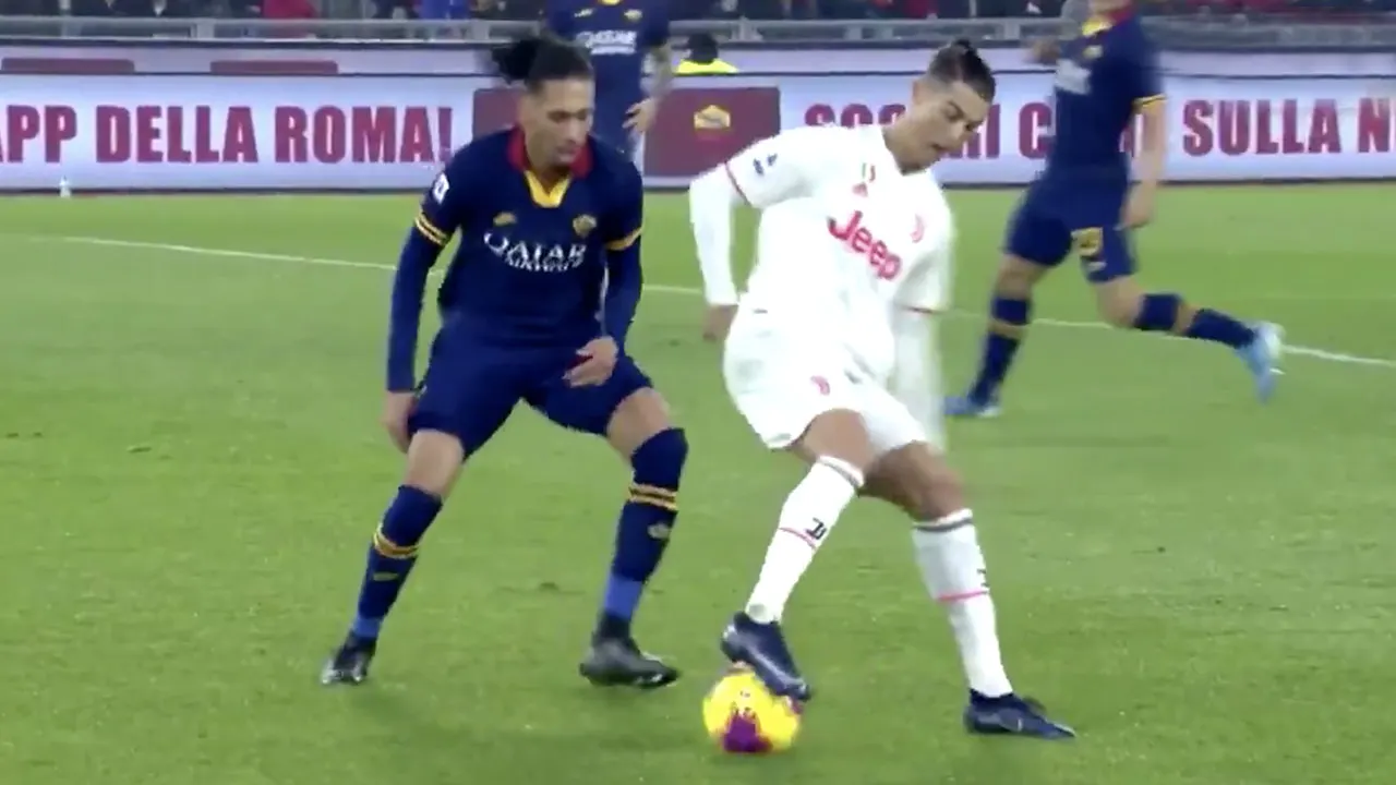 KOEKOEK! Ronaldo stuurt Smalling het bos in