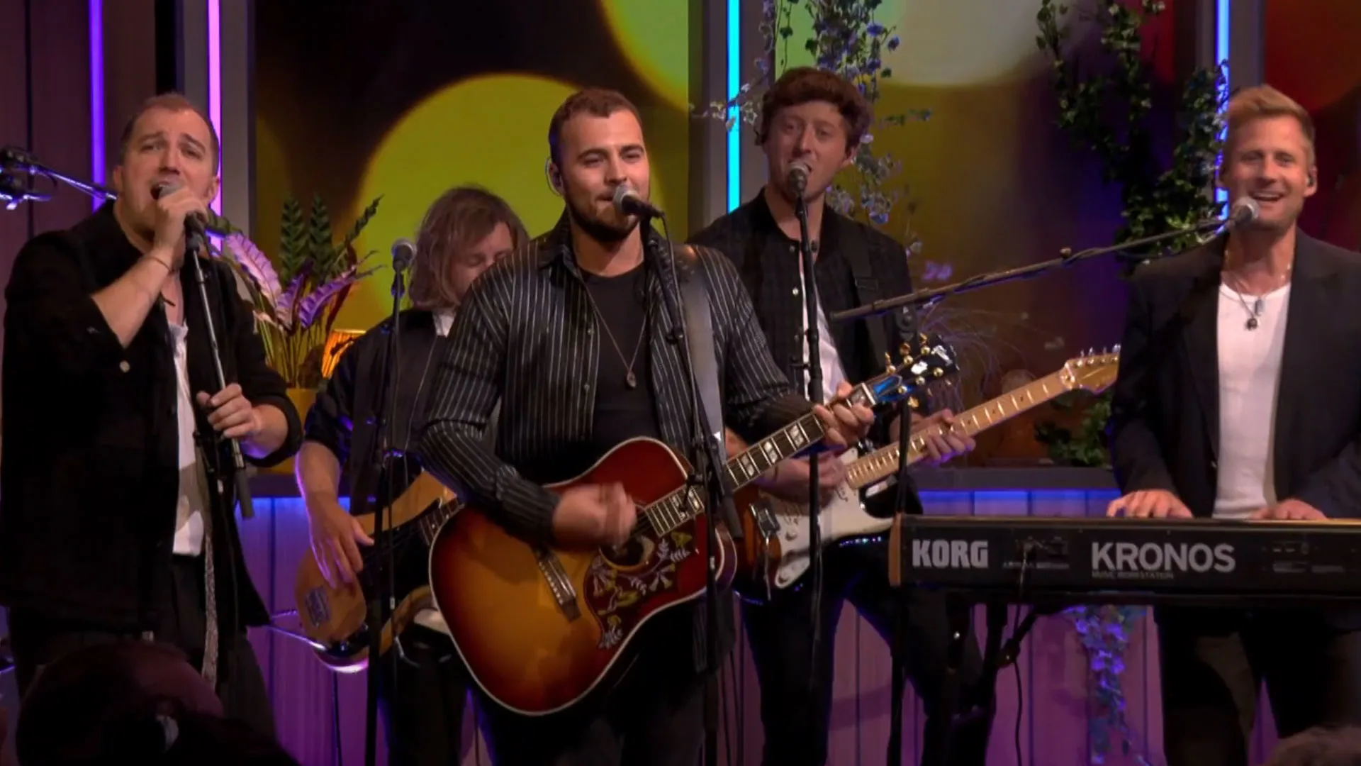 MainCourse verrast publiek van De Oranjezondag met heerlijke versie van ‘Ik ga zwemmen’